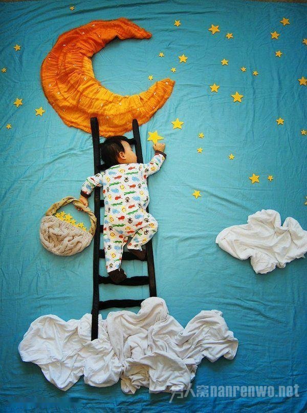 宝宝借着梯子爬上了月亮